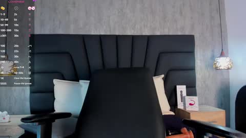 Snapshot of sara_stone17 chatting on 02/05/25, 02:26  -  online show from 02/05/25, 02:26