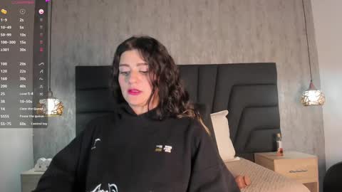 Snapshot of sara_stone17 chatting on 02/17/25, 05:43  -  online show from 02/17/25, 05:43
