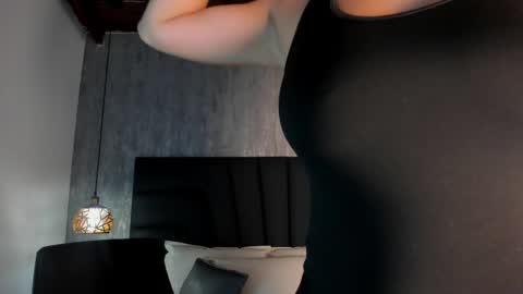 Snapshot of sara_stone17 chatting on 02/18/25, 11:22  -  online show from 02/18/25, 11:22