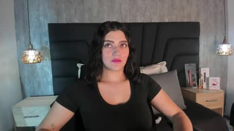 Snapshot of sara_stone17 chatting on 02/25/25, 11:30  -  online show from 02/25/25, 11:30