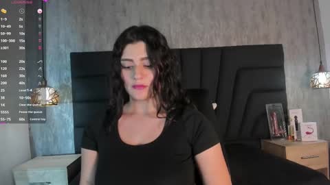 Snapshot of sara_stone17 chatting on 02/25/25, 02:33  -  online show from 02/25/25, 02:33