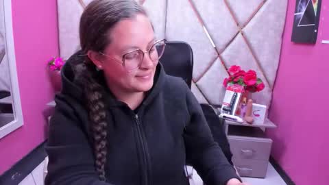 sara_thonson_ online show from 11/28/25, 01:47