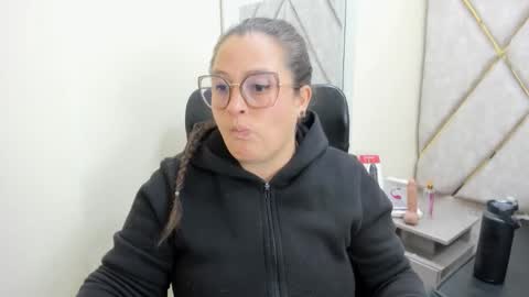 sara_thonson_ online show from 05/10/26, 03:12