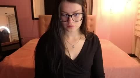 sara_valderrama_ online show from 06/11/26, 12:36