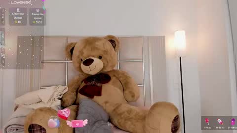 Snapshot of saraa_milleer chatting on 02/12/25, 12:58 Sara Miller online show from 02/12/25, 12:58