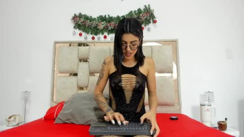 Snapshot of saraa_nix chatting on 12/18/24, 06:10 sara online show from 12/18/24, 06:10