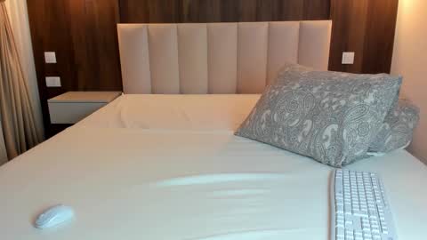 saradiamond01 online show from 12/17/25, 09:04