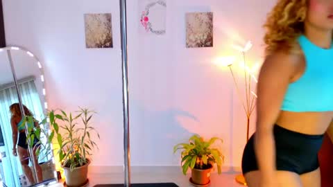 Snapshot of sarah__cinnamon chatting on 04/26/26, 06:16 sarah cinnamon online show from 04/26/26, 06:16