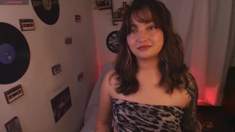 Snapshot of sarah_cuteeyes chatting on 03/27/26, 04:51 Sara online show from 03/27/26, 04:51