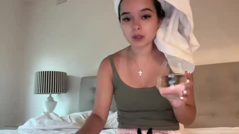 Snapshot of sarah_heart_aus chatting on 01/12/25, 01:42 Sarah Heart Aus online show from 01/12/25, 01:42