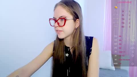 Snapshot of sarah_hs chatting on 11/17/25, 06:30 Sarah online show from 11/17/25, 06:30