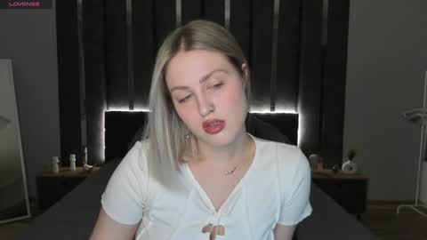 Snapshot of sarah_soul chatting on 02/05/25, 12:53 Sarah online show from 02/05/25, 12:53