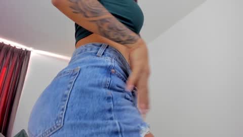 Sarah online show from 01/21/25, 02:37