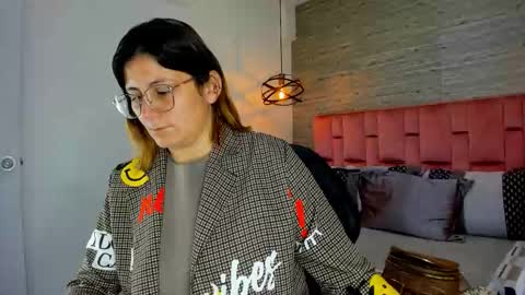 Sarah Deyvis online show from 10/29/25, 01:13