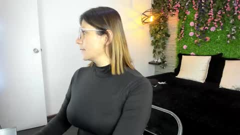 Sarah Deyvis online show from 11/10/25, 01:10