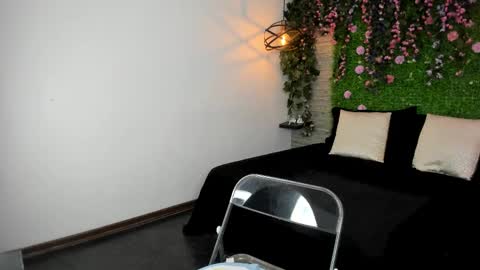 Sarah Deyvis online show from 11/12/25, 01:33