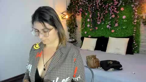 Sarah Deyvis online show from 11/21/25, 01:21