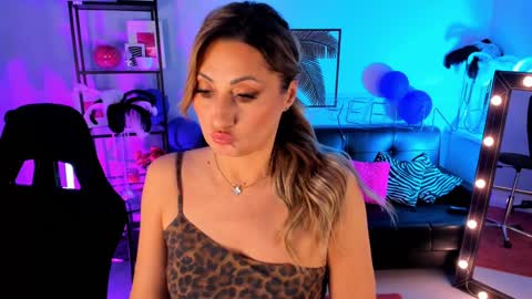 Snapshot of sarahholly chatting on 12/13/24, 03:00 Divine Sarah NONUDE model online show from 12/13/24, 03:00