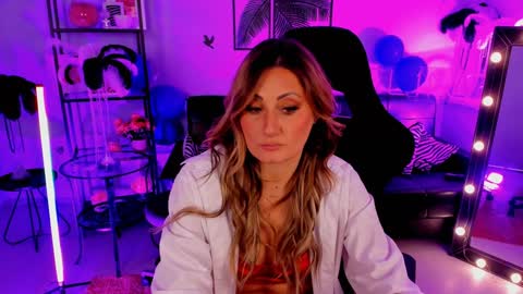 Snapshot of sarahholly chatting on 12/14/24, 11:50 Divine Sarah NONUDE model online show from 12/14/24, 11:50