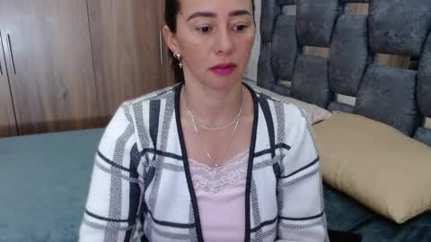 Snapshot of sarahott_1 chatting on 03/05/25, 12:44 Lia online show from 03/05/25, 12:44