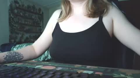 Snapshot of sarahpmummy chatting on 05/22/26, 08:25 Sarah online show from 05/22/26, 08:25