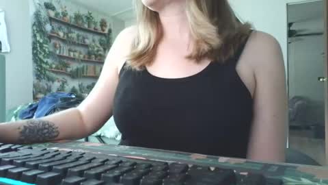 Snapshot of sarahpmummy chatting on 06/12/26, 09:35 Sarah online show from 06/12/26, 09:35