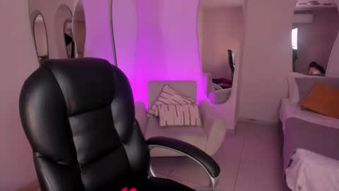 Sarah Rhodes online show from 11/21/25, 12:26