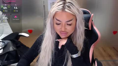 Snapshot of sarahstone_ chatting on 10/03/25, 07:38 Sarah online show from 10/03/25, 07:38