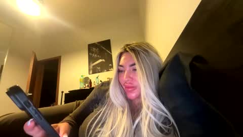 Snapshot of sarahstone_ chatting on 02/13/26, 11:01 Sarah online show from 02/13/26, 11:01