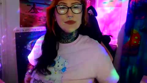 Snapshot of saraht666 chatting on 02/21/26, 06:36 Sarah T online show from 02/21/26, 06:36