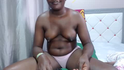 Snapshot of sarahtatts chatting on 06/04/26, 01:17 sarahtatts online show from 06/04/26, 01:17