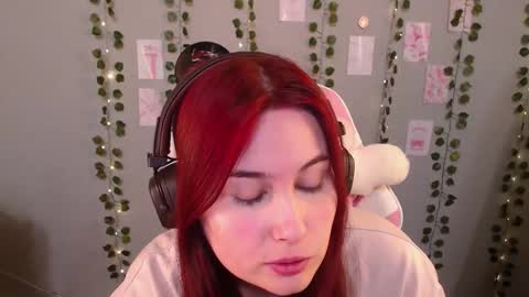 Snapshot of sarakinski chatting on 12/22/25, 01:19 Sara online show from 12/22/25, 01:19