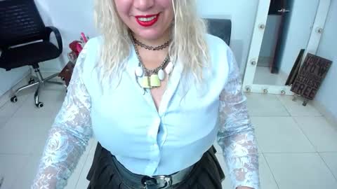 Snapshot of saralovens chatting on 10/14/25, 01:12 Saraloves online show from 10/14/25, 01:12