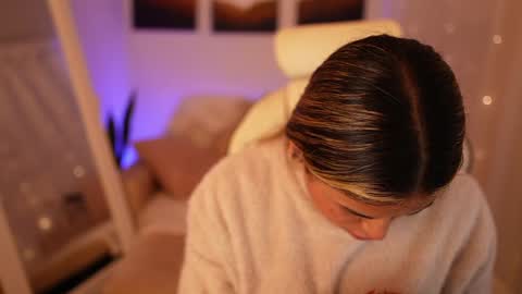 Sara online show from 12/31/24, 12:00