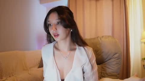 Snapshot of sarasuo chatting on 07/18/26, 06:17 Shara online show from 07/18/26, 06:17