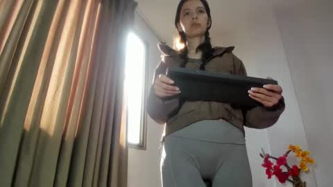 Snapshot of sarasweet_4 chatting on 09/23/25, 01:03 Sara online show from 09/23/25, 01:03