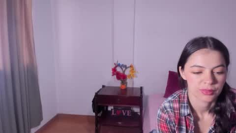 Snapshot of sarasweet_4 chatting on 10/17/25, 02:41 Sara online show from 10/17/25, 02:41