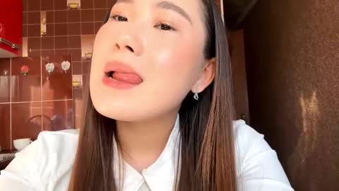 Snapshot of sarawaldhoff chatting on 03/15/26, 11:38 Niki online show from 03/15/26, 11:38