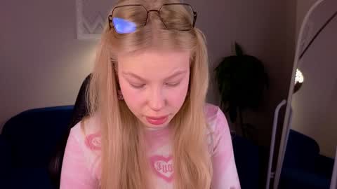 Snapshot of sarra_cooper chatting on 12/19/24, 01:07 GTM2 Mon TueWednThurFri 0300am-0900am online show from 12/19/24, 01:07