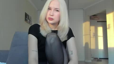 Snapshot of sasha_bell_ chatting on 10/15/25, 03:50 Sasha online show from 10/15/25, 03:50