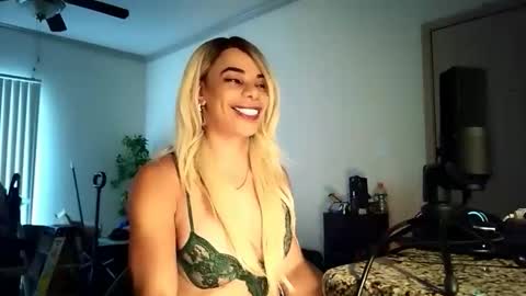 Snapshot of sashastrokes chatting on 03/06/26, 10:06 MISTRESS STROKES online show from 03/06/26, 10:06