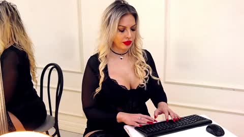 Snapshot of sashavaughn chatting on 01/12/25, 05:34 Sasha online show from 01/12/25, 05:34