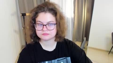 Snapshot of sashy_way chatting on 09/18/25, 09:28 .Alexandra online show from 09/18/25, 09:28