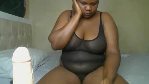 Snapshot of sassie_bee chatting on 12/11/24, 12:02 sassie_bee online show from 12/11/24, 12:02