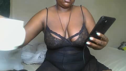 Snapshot of sassie_bee chatting on 12/15/24, 10:37 sassie_bee online show from 12/15/24, 10:37