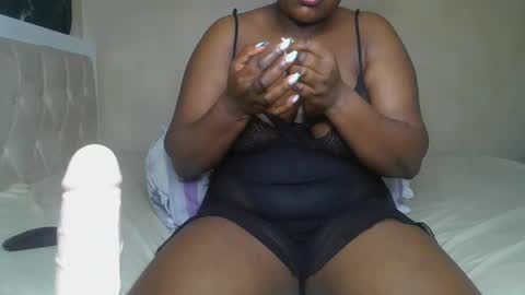 Snapshot of sassie_bee chatting on 12/16/24, 01:42 sassie_bee online show from 12/16/24, 01:42