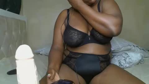 Snapshot of sassie_bee chatting on 12/16/24, 11:18 sassie_bee online show from 12/16/24, 11:18