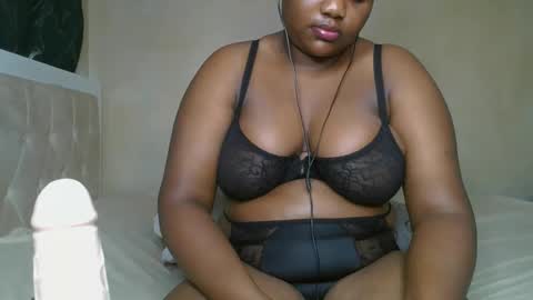 Snapshot of sassie_bee chatting on 12/17/24, 02:23 sassie_bee online show from 12/17/24, 02:23