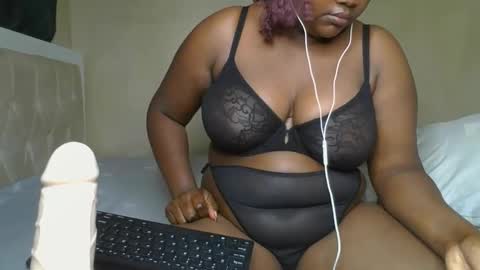 Snapshot of sassie_bee chatting on 01/13/25, 10:56 sassie_bee online show from 01/13/25, 10:56