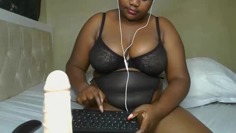 Snapshot of sassie_bee chatting on 01/16/25, 01:58 sassie_bee online show from 01/16/25, 01:58